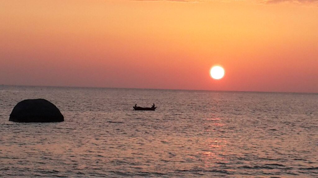 Palolem Beach Guide: Sunset over Palolem Beach in South Goa"